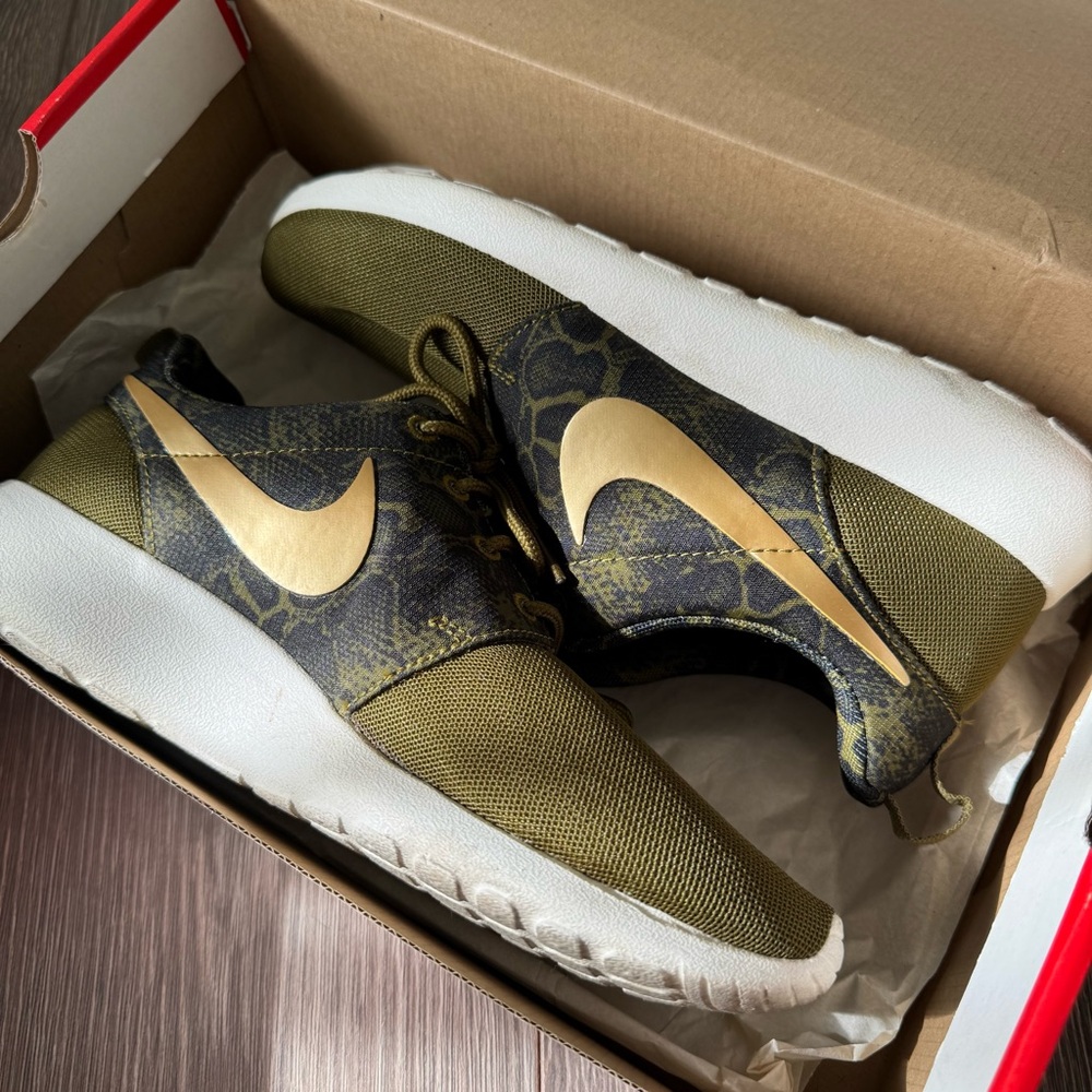 Nike Roshe olive green gold printed Sneakers - Picture 13 of 14
